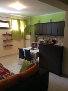 Kuchyň nebo kuchyňský kout v ubytování Modern Basement Apartment Gio Ii