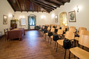 una stanza con file di tavoli e sedie di Agriturismo Il Daino a San Piero Patti