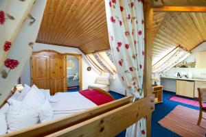 ein Schlafzimmer mit einem Bett in einem kleinen Zimmer in der Unterkunft Ferienwohnungen Salmen in Pörtschach am Wörthersee