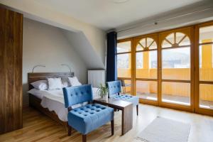 une chambre avec un lit, une table et des chaises dans l'établissement Domek za Strugiem - pokoje i apartamenty, à Zakopane