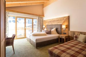 um quarto de hotel com uma cama e uma janela em Hotel Glöckner und Hotel Residenz Glöckner em Ischgl