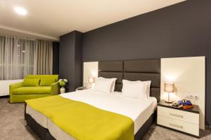 Llit o llits en una habitació de Earth & People Hotel & SPA - Free Parking
