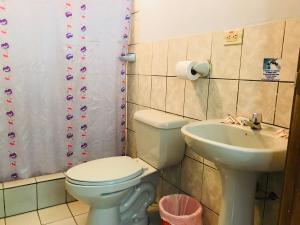 Koupelna v ubytování Hostal Princesa Maria + 21 fotografií