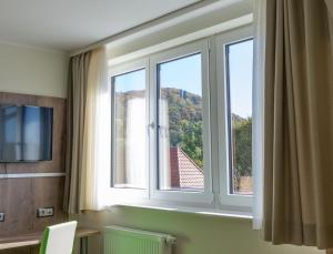 ein Fenster mit Bergblick in der Unterkunft Zeitlers Hotel in Marsberg