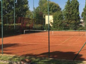 Una cancha de tenis con una red en la cancha en Clorofilla, en Desenzano del Garda