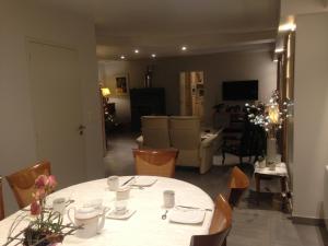 une salle à manger avec une table et un salon dans l'établissement Ch. d'hôtes de la Saliais, à Chavagne