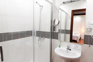 A bathroom at Summerland Apartments Rota