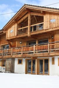 duży drewniany budynek z balkonem w obiekcie Le 995 w mieście Morzine