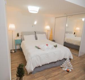Postel nebo postele na pokoji v ubytování Kalamata Suites