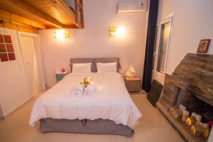 Postel nebo postele na pokoji v ubytování Kalamata Suites