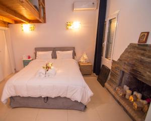 Postel nebo postele na pokoji v ubytování Kalamata Suites