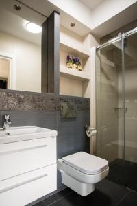 une salle de bains avec toilettes, lavabo et douche dans l'établissement Domek za Strugiem - pokoje i apartamenty, à Zakopane 84 autres photos