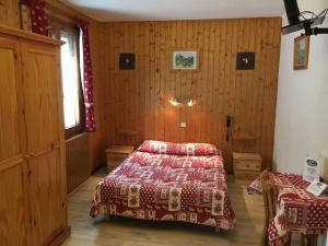 Un pat sau paturi într-o cameră la Hotel Les Granits