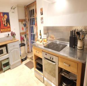 A kitchen or kitchenette at Studio Cottage