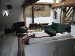 A seating area at Studio Cottage