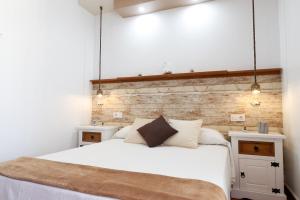 A bed or beds in a room at Summerland Apartments Rota