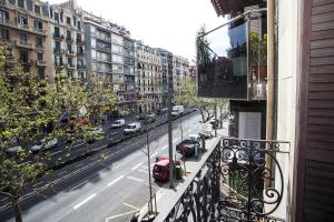 Blick von einem Balkon auf eine Stadtstraße mit Autos in der Unterkunft Mai & Maud Paralel Apartment in Barcelona