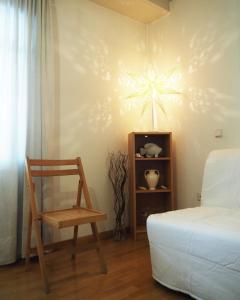een slaapkamer met een stoel en een sneeuwvlok aan de muur bij Best Point To Stay in Athene