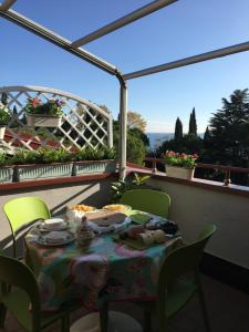 een tafel en stoelen op een balkon met uitzicht bij Clorofilla in Desenzano del Garda