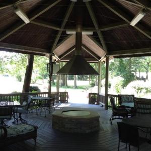 - un pavillon avec des tables et des chaises et un grand plafond dans l'établissement Mill Creek Gardens, à Winamac