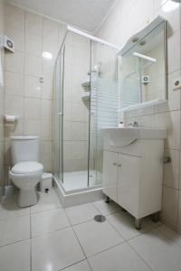 e bagno con servizi igienici, doccia e lavandino. di Douro Surf Hostel a Vila Nova de Gaia