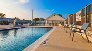 The swimming pool at or close to Best Western Regency Inn & Suites