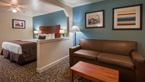 Postel nebo postele na pokoji v ubytování Best Western Regency Inn & Suites