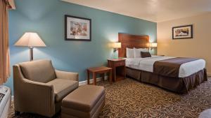 Postel nebo postele na pokoji v ubytování Best Western Regency Inn & Suites + 7 fotografií