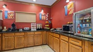 Kuchyň nebo kuchyňský kout v ubytování Best Western Regency Inn & Suites