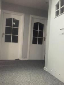 コウォブジェクにあるGrey Apartamentの空き部屋(2つのドアと窓付)