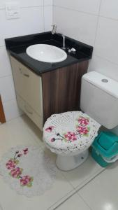 bagno con lavandino e servizi igienici di APARTAMENTO - GUILHERMINA - PRAIA GRANDE a Praia Grande