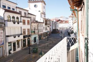 vistas a la calle desde el balcón de un edificio en Baixa Apartamento, en Bragança