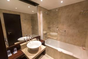 Um banheiro em Imago Hotel & Spa mais 26 fotos
