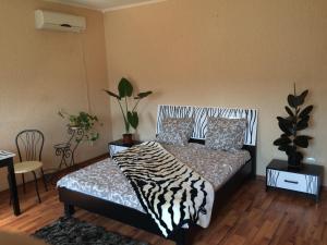 una camera da letto con un letto zebrato e un tavolo di Апартаменты a Izmaïl