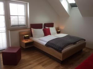 1 dormitorio con 1 cama con 2 lámparas y 2 ventanas en Ferienhaus Wind en Sankt Margarethen im Lungau