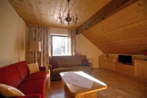 uma sala de estar com um sofá e uma mesa em Haus Regenbogen em Mariapfarr