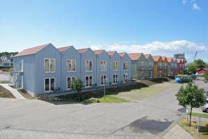 una fila de casas en un estacionamiento en Hotel Rudkøbing Skudehavn, en Rudkøbing