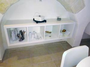 biała półka w łazience obok toalety w obiekcie La casa di Carol w mieście Altamura