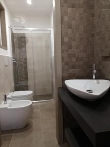 フィレンツェにあるLa casa di Gretaのバスルーム(洗面台、トイレ、シャワー付)
