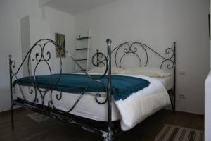 A bed or beds in a room at La Baita Dinner & Bed