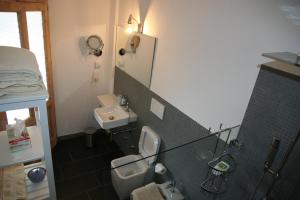 A bathroom at La Baita Dinner & Bed