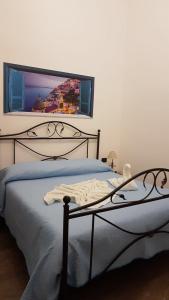 ナポリにあるLe Perle di Napoliのベッドルーム1室(ベッド1台付)が備わります。