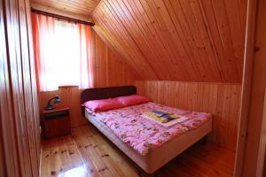 カルビアにあるDuet IIの木製の部屋にベッド1台が備わるベッドルーム1室があります。