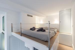 Schlafzimmer mit einem Bett und einem Spiegel in der Unterkunft Magnificent Loft - very central in Nizza
