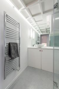 une salle de bain avec un lavabo et un miroir dans l'établissement Magnificent Loft - very central, à Nice