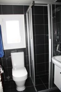 een badkamer met een toilet, een raam en een wastafel bij Gais Alpins in Montreux