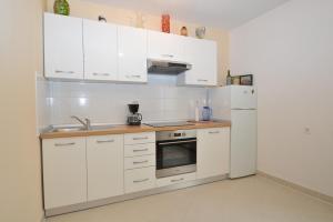 Kuchyňa alebo kuchynka v ubytovaní Apartment with garden - Ana 1