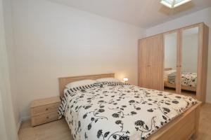 Posteľ alebo postele v izbe v ubytovaní Apartment with garden - Ana 1