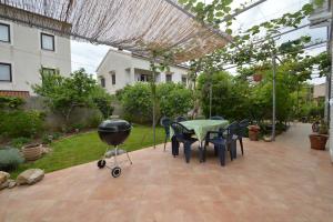 Vonkajšia záhrada v ubytovaní Apartment with garden - Ana 1
