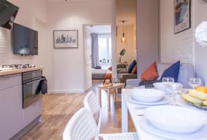 eine Küche und ein Wohnzimmer mit Tisch und Stühlen in der Unterkunft Family Luxury Comfort Old Town Apartament, 1-8, 2 sypialnie i salon, parking w cenie, SUMMERWINTER Brand in Danzig + 37 Fotos